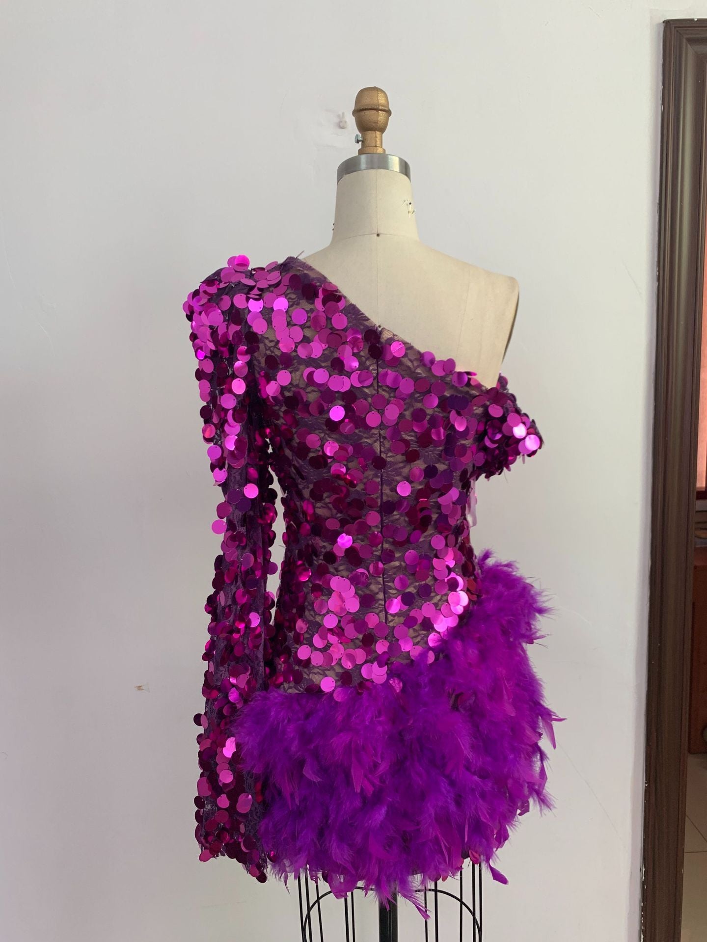 Purple Sequined Feather Skirt One-shoulder Sleeve Short Dress Luxury Party Stage Performance Dress - kinko
