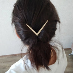 Neue Haarspangen-Accessoires für Damen, goldfarben, mit dem Buchstaben „V“ in Form.