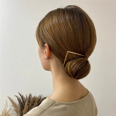 Neue Haarspangen-Accessoires für Damen, goldfarben, mit dem Buchstaben „V“ in Form.