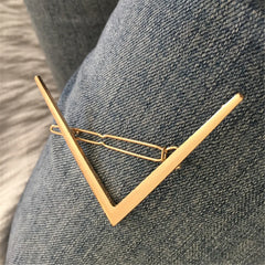 Neue Haarspangen-Accessoires für Damen, goldfarben, mit dem Buchstaben „V“ in Form.