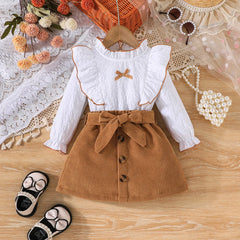 Weißes Mädchenkleid mit langen Ärmeln – Bluse mit Rüschenkragen und Zierborte, Cordrock mit großer Schleife und drei Knöpfen, eleganter Kinderrock