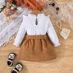 Weißes Mädchenkleid mit langen Ärmeln – Bluse mit Rüschenkragen und Zierborte, Cordrock mit großer Schleife und drei Knöpfen, eleganter Kinderrock