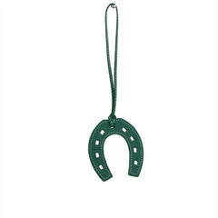 Modischer Schlüsselanhänger in Hufeisenform aus PU-Kunstleder für Damen – ideal als Taschenanhänger, Accessoire oder Geschenk.