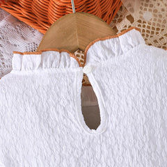 Weißes Mädchenkleid mit langen Ärmeln – Bluse mit Rüschenkragen und Zierborte, Cordrock mit großer Schleife und drei Knöpfen, eleganter Kinderrock