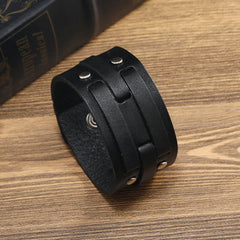 Lederarmband für Herren im neuen Punk-Stil, schlichtes Armband mit auffälligen Knopfnieten