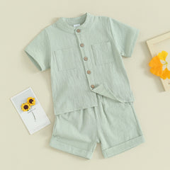 Sommer-Set für Jungen: Zweiteiliges Set aus Baumwoll-Leinen-Oberteil mit kurzen Ärmeln und Knöpfen sowie Shorts mit elastischem Bund.