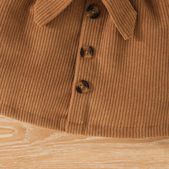 Weißes Mädchenkleid mit langen Ärmeln – Bluse mit Rüschenkragen und Zierborte, Cordrock mit großer Schleife und drei Knöpfen, eleganter Kinderrock