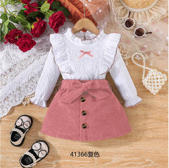 Weißes Mädchenkleid mit langen Ärmeln – Bluse mit Rüschenkragen und Zierborte, Cordrock mit großer Schleife und drei Knöpfen, eleganter Kinderrock