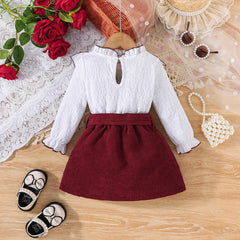 Weißes Mädchenkleid mit langen Ärmeln – Bluse mit Rüschenkragen und Zierborte, Cordrock mit großer Schleife und drei Knöpfen, eleganter Kinderrock
