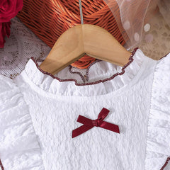 Weißes Mädchenkleid mit langen Ärmeln – Bluse mit Rüschenkragen und Zierborte, Cordrock mit großer Schleife und drei Knöpfen, eleganter Kinderrock