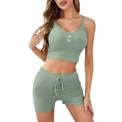 Sexy Unterwäsche-Schlafanzug-Set, 2-teilig: Pyjama-Set bestehend aus einem kurzen Spitzentop mit Knöpfen und einer eng anliegenden Shorts mit hohem Gummibund.