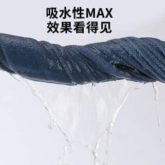 Männer können einen Duschrock, ein weiches, hautfreundliches und schnell trocknendes Badetuch tragen, das sich bequem an- und ausziehen lässt – ein praktisches Strandbadetuch.