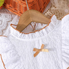 Weißes Mädchenkleid mit langen Ärmeln – Bluse mit Rüschenkragen und Zierborte, Cordrock mit großer Schleife und drei Knöpfen, eleganter Kinderrock