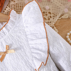 Weißes Mädchenkleid mit langen Ärmeln – Bluse mit Rüschenkragen und Zierborte, Cordrock mit großer Schleife und drei Knöpfen, eleganter Kinderrock