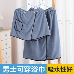 Männer können einen Duschrock, ein weiches, hautfreundliches und schnell trocknendes Badetuch tragen, das sich bequem an- und ausziehen lässt – ein praktisches Strandbadetuch.