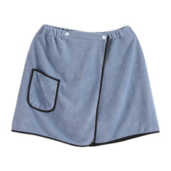 Männer können einen Duschrock, ein weiches, hautfreundliches und schnell trocknendes Badetuch tragen, das sich bequem an- und ausziehen lässt – ein praktisches Strandbadetuch.