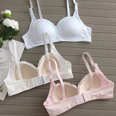 Kleine, frische Unterwäsche für Frauen mit süßen, kleinen Brüsten, die durch zarte Spitze einen schönen Rückenausschnitt betonen. Dünner BH-Stil