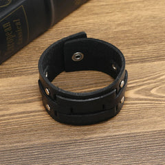 Lederarmband für Herren im neuen Punk-Stil, schlichtes Armband mit auffälligen Knopfnieten