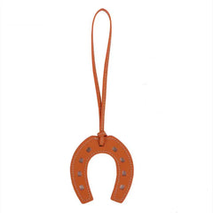 Modischer Schlüsselanhänger in Hufeisenform aus PU-Kunstleder für Damen – ideal als Taschenanhänger, Accessoire oder Geschenk.