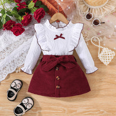 Weißes Mädchenkleid mit langen Ärmeln – Bluse mit Rüschenkragen und Zierborte, Cordrock mit großer Schleife und drei Knöpfen, eleganter Kinderrock