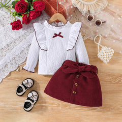 Weißes Mädchenkleid mit langen Ärmeln – Bluse mit Rüschenkragen und Zierborte, Cordrock mit großer Schleife und drei Knöpfen, eleganter Kinderrock