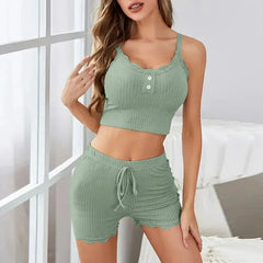 Sexy Unterwäsche-Schlafanzug-Set, 2-teilig: Pyjama-Set bestehend aus einem kurzen Spitzentop mit Knöpfen und einer eng anliegenden Shorts mit hohem Gummibund.