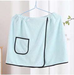 Männer können einen Duschrock, ein weiches, hautfreundliches und schnell trocknendes Badetuch tragen, das sich bequem an- und ausziehen lässt – ein praktisches Strandbadetuch.