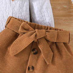 Weißes Mädchenkleid mit langen Ärmeln – Bluse mit Rüschenkragen und Zierborte, Cordrock mit großer Schleife und drei Knöpfen, eleganter Kinderrock