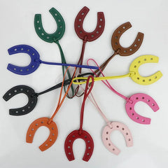 Modischer Schlüsselanhänger in Hufeisenform aus PU-Kunstleder für Damen – ideal als Taschenanhänger, Accessoire oder Geschenk.