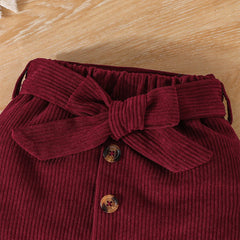 Weißes Mädchenkleid mit langen Ärmeln – Bluse mit Rüschenkragen und Zierborte, Cordrock mit großer Schleife und drei Knöpfen, eleganter Kinderrock