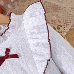 Weißes Mädchenkleid mit langen Ärmeln – Bluse mit Rüschenkragen und Zierborte, Cordrock mit großer Schleife und drei Knöpfen, eleganter Kinderrock