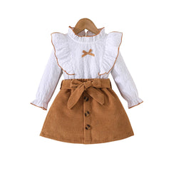 Weißes Mädchenkleid mit langen Ärmeln – Bluse mit Rüschenkragen und Zierborte, Cordrock mit großer Schleife und drei Knöpfen, eleganter Kinderrock