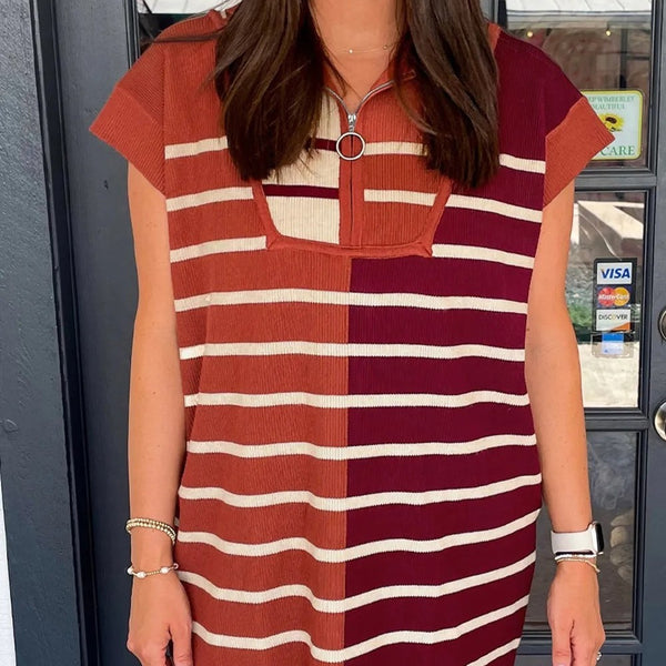 Braunes, gestreiftes Colorblock-Strickkleid mit Viertelreißverschluss und kurzen Ärmeln