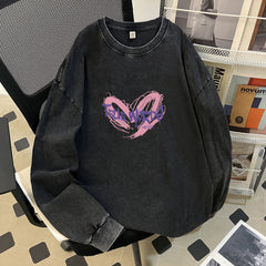 Schwarzes, gewaschenes T-Shirt aus reiner Baumwolle mit Used-Look und auffälligem Retro-Print – trendig, cool und beliebt für Paare. Lässiges Oberteil mit langen Ärmeln.