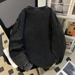 Schwarzes, gewaschenes T-Shirt aus reiner Baumwolle mit Used-Look und auffälligem Retro-Print – trendig, cool und beliebt für Paare. Lässiges Oberteil mit langen Ärmeln.