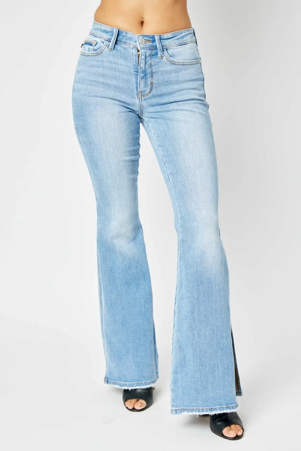 Judy Blue – Schlagjeans in voller Größe mit mittelhohem Bund, Schlitz und ungesäumtem Saum