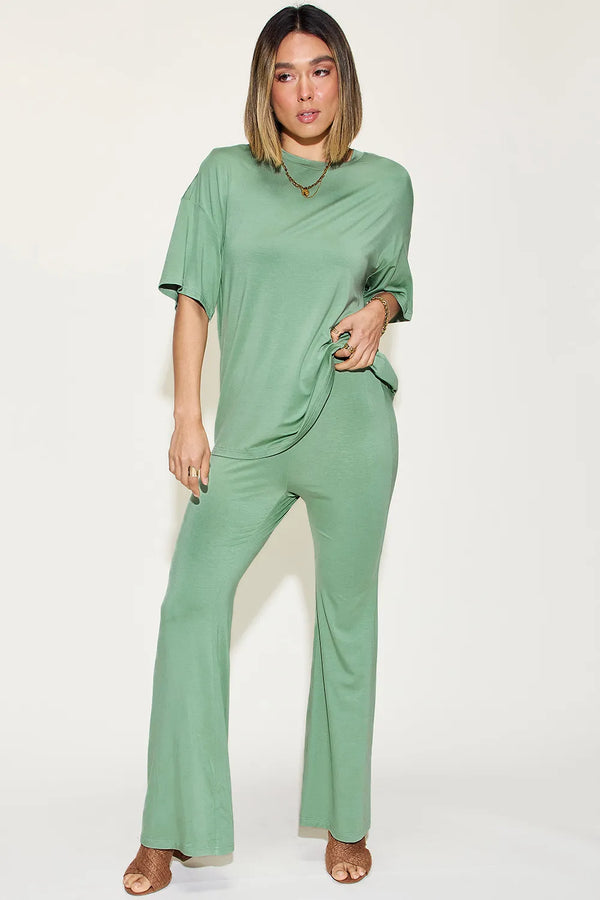 Basic Bae Set aus Bambus-T-Shirt mit überschnittenen Schultern und Schlaghose in voller Größe
