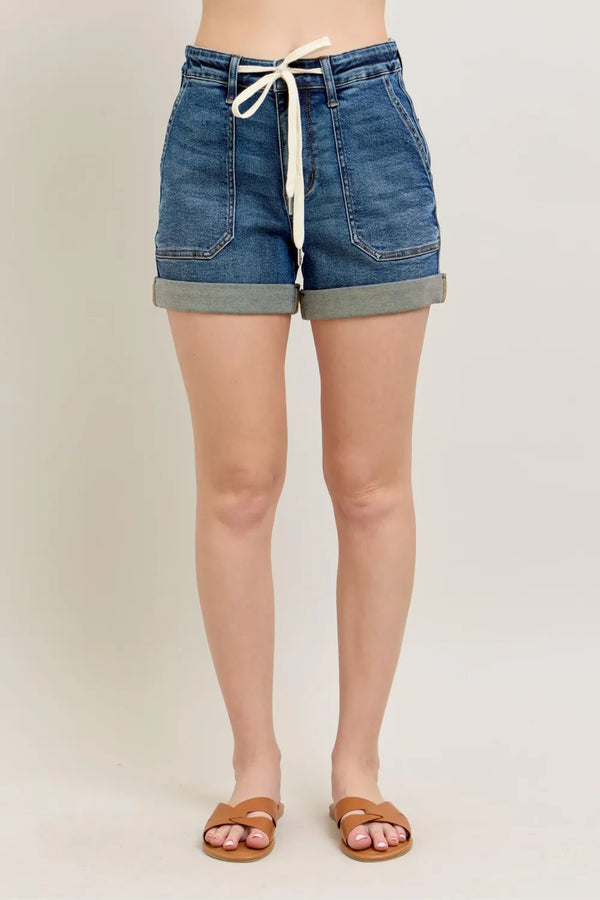 Judy Blue Jeansshorts mit hohem Bund und Bündchen in voller Größe, Übergröße