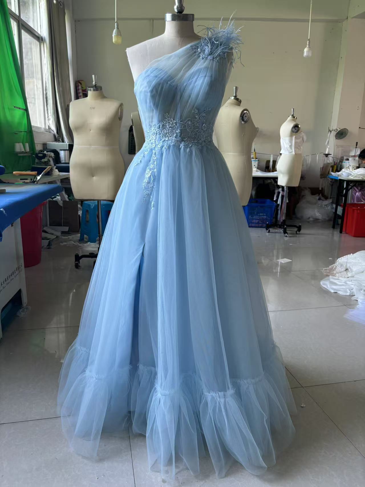 Blue One-shoulder Feather Wedding Dress - kinko