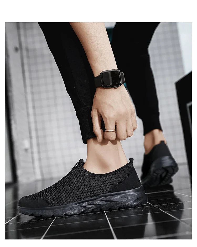 Men's Casual Sports Shoes Lightweight and Large-sized with A Round Toe Color-blocked Mesh Breathable Soft Sole Wearable Style