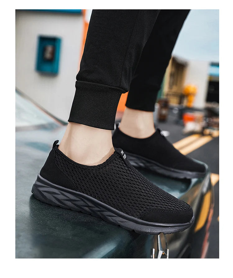 Men's Casual Sports Shoes Lightweight and Large-sized with A Round Toe Color-blocked Mesh Breathable Soft Sole Wearable Style