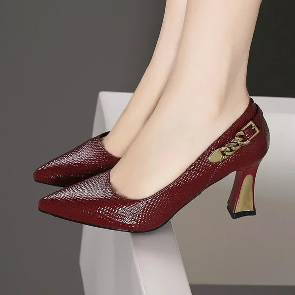 Luxuriöse schwarze Lackleder-Pumps mit weichem Stilettoabsatz für Damen – ideal für Büro, Freizeit und Party.