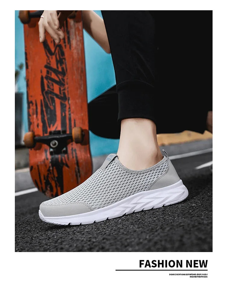 Men's Casual Sports Shoes Lightweight and Large-sized with A Round Toe Color-blocked Mesh Breathable Soft Sole Wearable Style