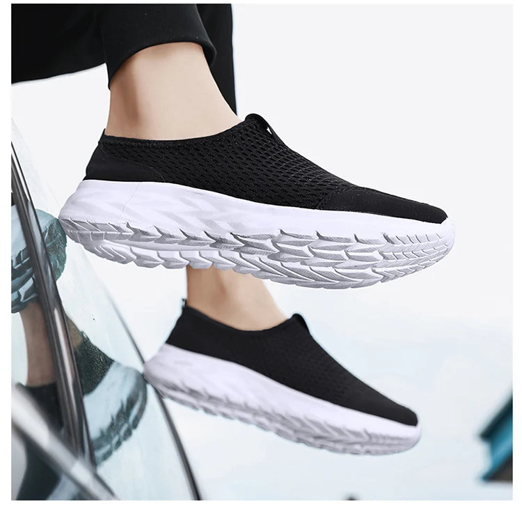 Men's Casual Sports Shoes Lightweight and Large-sized with A Round Toe Color-blocked Mesh Breathable Soft Sole Wearable Style