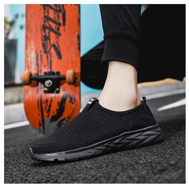 Men's Casual Sports Shoes Lightweight and Large-sized with A Round Toe Color-blocked Mesh Breathable Soft Sole Wearable Style