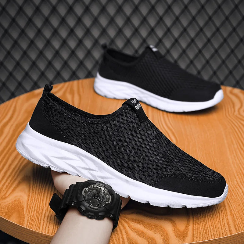 Men's Casual Sports Shoes Lightweight and Large-sized with A Round Toe Color-blocked Mesh Breathable Soft Sole Wearable Style