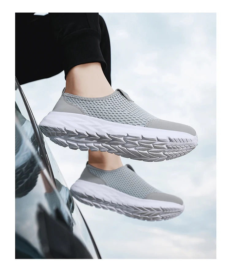 Men's Casual Sports Shoes Lightweight and Large-sized with A Round Toe Color-blocked Mesh Breathable Soft Sole Wearable Style