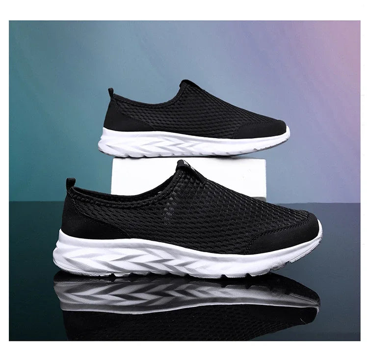 Men's Casual Sports Shoes Lightweight and Large-sized with A Round Toe Color-blocked Mesh Breathable Soft Sole Wearable Style
