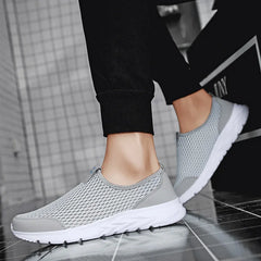 Men's Casual Sports Shoes Lightweight and Large-sized with A Round Toe Color-blocked Mesh Breathable Soft Sole Wearable Style