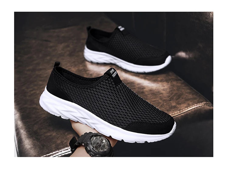 Men's Casual Sports Shoes Lightweight and Large-sized with A Round Toe Color-blocked Mesh Breathable Soft Sole Wearable Style